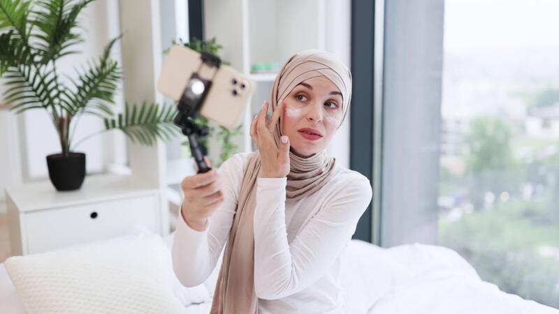علامات البشرة الجافة وأفضل روتين للعناية بها